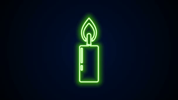Gloeiende neon lijn Brandende kaars pictogram geïsoleerd op zwarte achtergrond. Cilindrische kandelaar met brandende vlam. 4K Video motion grafische animatie — Stockvideo