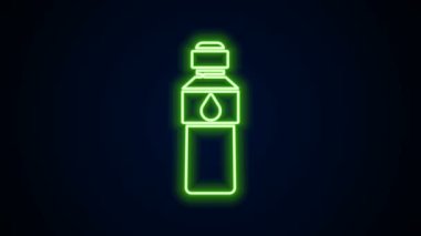 Parlayan neon hattı. Siyah arka planda izole edilmiş bir su ikonu şişesi. Soda su içme tabelası. 4K Video hareketli grafik canlandırması