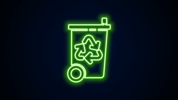 Linea neon incandescente Cestino con icona del simbolo del riciclo isolato su sfondo nero. L'icona del cestino. Segnaletica della spazzatura. Ricicli il segno del cestino. Animazione grafica 4K Video motion — Video Stock