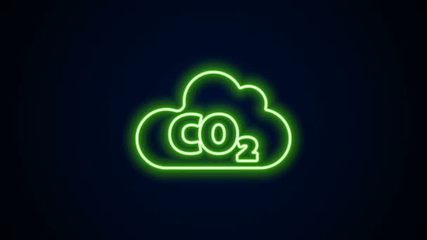 Világító neon vonal CO2 kibocsátás felhő ikon elszigetelt fekete alapon. Szén-dioxid képlet, szmog szennyezés koncepció, környezetvédelmi koncepció. 4K Videó mozgás grafikus animáció — Stock videók