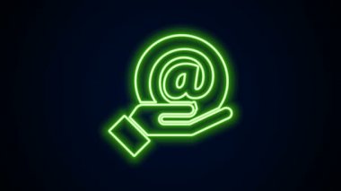 Parlayan neon hattı E- posta ve e-posta simgesi siyah arkaplanda izole edildi. Zarf sembolü e-postası. E- posta kodu. 4K Video hareketli grafik canlandırması