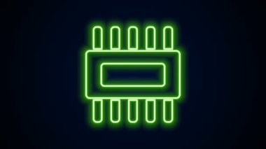 Siyah arkaplanda izole edilmiş mikro devreli parlayan neon hattı Bilgisayar işlemcisi. Devre kartlı çip ya da işlemci. Mikro işlemci. 4K Video hareketli grafik canlandırması