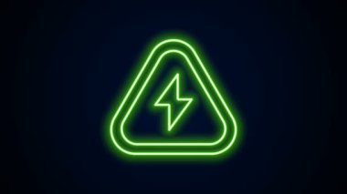 Parlayan neon hattı yüksek voltaj ikonu siyah arkaplanda izole edildi. Tehlike sembolü. Üçgendeki ok. Uyarı simgesi. 4K Video hareketli grafik canlandırması