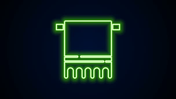 Gloeiende neon lijn Handdoek op een hanger pictogram geïsoleerd op zwarte achtergrond. Badkamer handdoek pictogram. 4K Video motion grafische animatie — Stockvideo