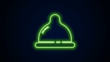Parlayan neon hattı prezervatif güvenli seks ikonu siyah arka planda izole edildi. Güvenli aşk sembolü. Erkekler için doğum kontrol yöntemi. 4K Video hareketli grafik canlandırması