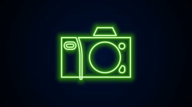 Parlayan neon hattı fotoğraf makinesi simgesi siyah arkaplanda izole edildi. Fotoğraf makinesi simgesi. 4K Video hareketli grafik canlandırması