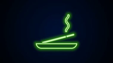 Siyah arka planda izole edilmiş ahşap bir ayakta parlayan neon çizgisi spa çubuğu. Tütsü çubuğu. Kozmetik prosedür aromaterapisi. 4K Video hareketli grafik canlandırması