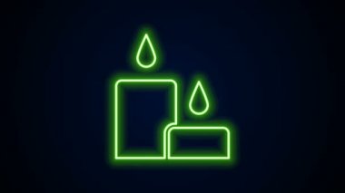 Parlayan neon hattı yanan mum simgesi siyah arkaplanda izole edildi. Silindirik mum çubuğu ve yanan ateş. 4K Video hareketli grafik canlandırması