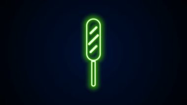 Parlayan neon hattı, siyah arka planda izole edilmiş mısır sosisi ikonu. Geleneksel Amerikan fast food. 4K Video hareketli grafik canlandırması