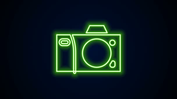 Icono de la cámara fotográfica en línea de neón brillante aislado sobre fondo negro. Icono de cámara fotográfica. Animación gráfica de vídeo 4K — Vídeo de stock