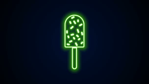 Icono de helado de línea de neón brillante aislado sobre fondo negro. Dulce símbolo. Animación gráfica de vídeo 4K — Vídeos de Stock