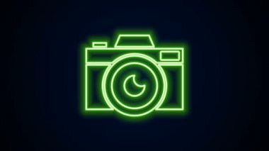 Parlayan neon hattı fotoğraf makinesi simgesi siyah arkaplanda izole edildi. Fotoğraf makinesi simgesi. 4K Video hareketli grafik canlandırması