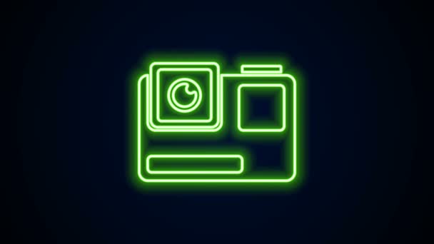 Φωτεινή γραμμή νέον Action extreme camera icon απομονωμένη σε μαύρο φόντο. Εξοπλισμός βιντεοκάμερας για την κινηματογράφηση ακραίων σπορ. 4K Γραφική κίνηση κίνησης βίντεο — Αρχείο Βίντεο