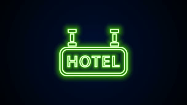 Brillante línea de neón Letrero publicidad al aire libre con texto Icono del hotel aislado sobre fondo negro. Animación gráfica de vídeo 4K — Vídeo de stock