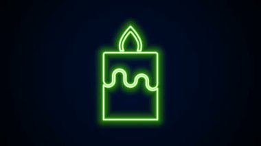 Parlayan neon hattı yanan mum simgesi siyah arkaplanda izole edildi. Silindirik aromatik mum çubuğu ve yanan ateş. Mutlu Cadılar Bayramı Partisi. 4K Video hareketli grafik canlandırması
