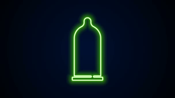ネオンラインを輝く黒の背景に隔離されたコンドームの安全なセックスアイコン。安全な愛のシンボル。男性のための避妊法.4Kビデオモーショングラフィックアニメーション — ストック動画