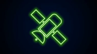 Parlayan neon hattı uydu simgesi siyah arkaplanda izole edildi. 4K Video hareketli grafik canlandırması