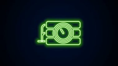 Parlayan neon hattı dinamit bomba çubuğunu ve zamanlayıcı ikonunu siyah arkaplanda izole et. Saatli bomba - patlama tehlikesi kavramı. 4K Video hareketli grafik canlandırması