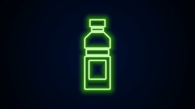 Parlayan neon hattı. Siyah arka planda izole edilmiş bir su ikonu şişesi. Soda su içme tabelası. 4K Video hareketli grafik canlandırması