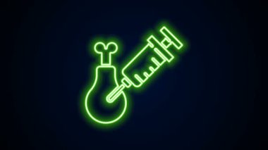 Parlayan neon hattı Gmo araştırma tavuk simgesi siyah arka planda izole edildi. Şırınga tavuğa enjekte ediliyor. 4K Video hareketli grafik canlandırması