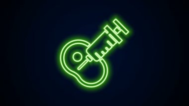 Parlayan neon hattı, siyah arkaplanda genetik olarak değiştirilmiş et simgesi izole edildi. Ete şırınga enjekte ediliyor. 4K Video hareketli grafik canlandırması