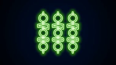 Siyah zemin üzerinde parlayan neon hattı ızgara şiş kebap. Şiş çubukta et kebabı. Izgara etle piknik. 4K Video hareketli grafik canlandırması