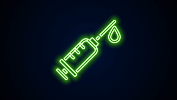 Linea neon incandescente icona Siringa isolata su sfondo nero. Siringa per vaccino, vaccinazione, iniezione, iniezione influenzale. Attrezzature mediche. Animazione grafica 4K Video motion — Video Stock