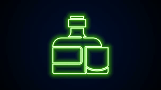 Világító neon vonal Whiskey palack és üveg ikon elszigetelt fekete alapon. 4K Videó mozgás grafikus animáció