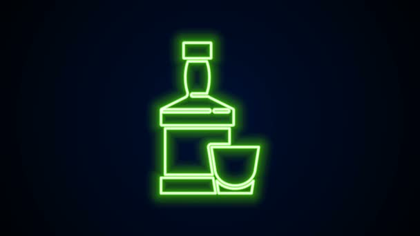 Világító neon vonal Whiskey palack és üveg ikon elszigetelt fekete alapon. 4K Videó mozgás grafikus animáció — Stock videók