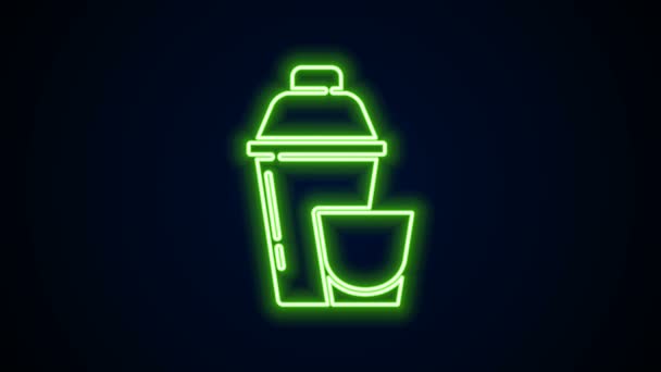 Glowing neon line Cocktail shaker con icono de cristal de cóctel aislado sobre fondo negro. Animación gráfica de vídeo 4K — Vídeos de Stock