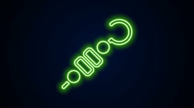 Siyah zemin üzerinde parlayan neon hattı ızgara şiş kebap. Şiş çubukta et kebabı. Izgara etle piknik. 4K Video hareketli grafik canlandırması