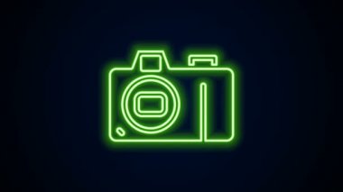 Parlayan neon hattı fotoğraf makinesi simgesi siyah arkaplanda izole edildi. Fotoğraf makinesi simgesi. 4K Video hareketli grafik canlandırması