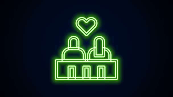 Gloeiende neon lijn Romantisch silhouet van liefdevol paar zitten op een bank in de buurt pictogram geïsoleerd op zwarte achtergrond. Fijne Valentijnsdag. 4K Video motion grafische animatie — Stockvideo