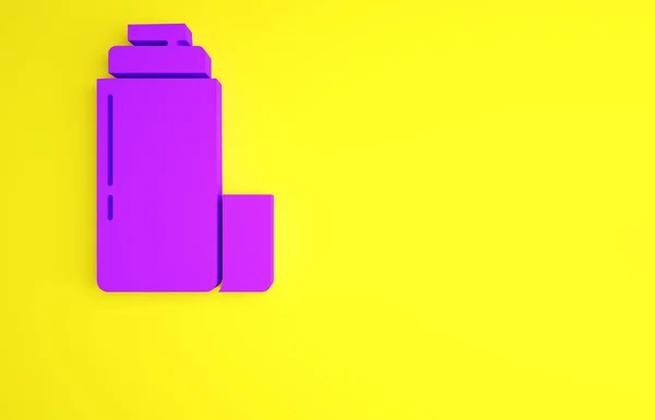 Ícone de recipiente Thermos roxo isolado no fundo amarelo. Ícone de garrafa térmica. Equipamento de campismo e caminhadas. Conceito de minimalismo. 3D ilustração 3D render — Fotografia de Stock