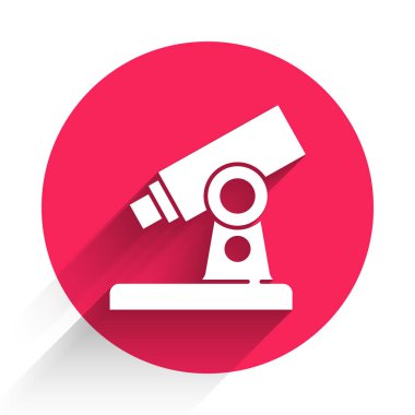 Beyaz mikroskop simgesi uzun gölgeli. Kimya, ilaç aleti, mikrobiyoloji büyütme aracı. Kırmızı daire düğmesi. Vektör.