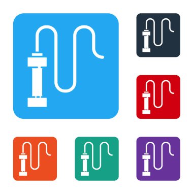 Beyaz örülmüş deri kamçı ikonu beyaz arka planda izole edilmiş. Renkli kare düğmelerle simgeleri ayarla. Vektör.