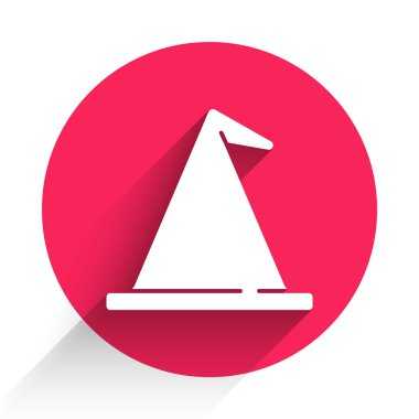 Beyaz Cadı şapkası simgesi uzun gölgeli izole edilmiş. Mutlu Cadılar Bayramı Partisi. Kırmızı daire düğmesi. Vektör.