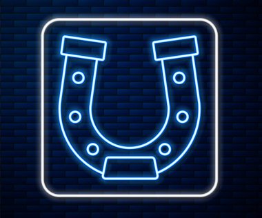Parlayan neon çizgili at nalı simgesi tuğla duvar arkasında izole edilmiş. Vektör.