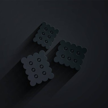 Kağıt kesikli bisküvi simgesi siyah arkaplanda izole edilmiş. Tatlı kurabiye. Kağıt sanatı tarzı. Vektör İllüstrasyonu.