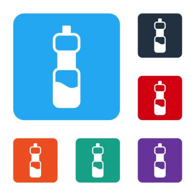 Beyaz arka planda izole edilmiş beyaz bir şişe su ikonu. Soda su içme tabelası. Renkli kare düğmelerle simgeleri ayarla. Vektör İllüstrasyonu.