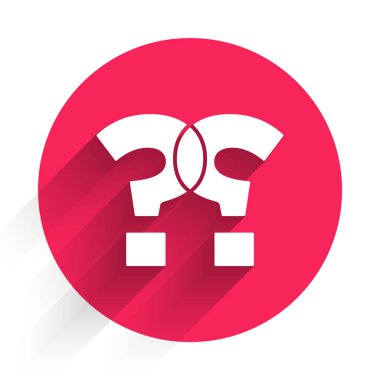 Beyaz Soru işareti simgesi uzun gölgeyle izole edildi. SSS işareti. Dosyaları kopyala, konuşma balonu ve grafiğini çıkar. Kırmızı daire düğmesi. Vektör.