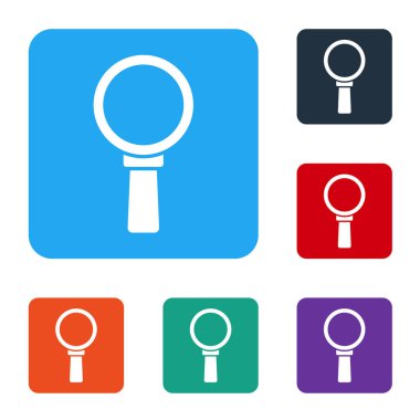 Beyaz arka planda izole edilmiş beyaz büyüteç simgesi. Arama, odaklanma, yakınlaştırma, iş sembolü. Renkli kare düğmelerle simgeleri ayarla. Vektör.