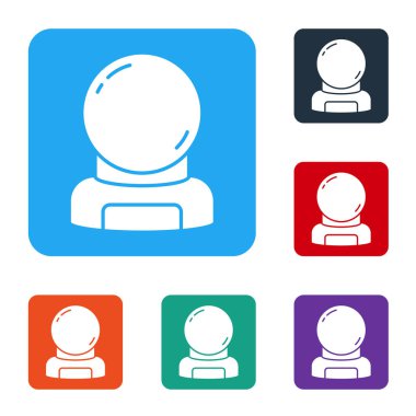 Beyaz Astronot başlık simgesi beyaz arkaplanda izole edildi. Renkli kare düğmelerle simgeleri ayarla. Vektör.