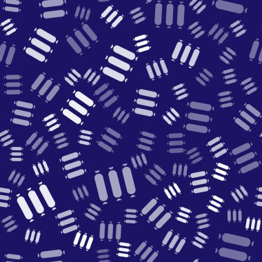 Beyaz Sosis simgesi mavi arka planda izole edilmiş. Izgara sosis ve aroma işareti. Vektör.