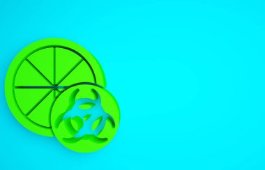 Yeşil genetiği değiştirilmiş turunçgiller mavi arka planda izole edilmiş. Kesik içinde portakal. Sağlıklı bir yaşam tarzı. GDO meyvesi. Minimalizm kavramı. 3d illüstrasyon 3B canlandırma.