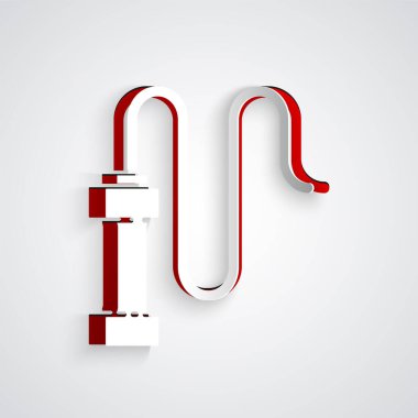 Kağıt kesiği, gri arka planda örülmüş deri kamçı ikonu. Kağıt sanatı tarzı. Vektör.