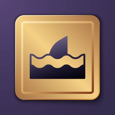 Mor Köpekbalığı yüzgeci, mor arka planda izole edilmiş, okyanus dalgası ikonu. Altın kare düğme. Vektör.