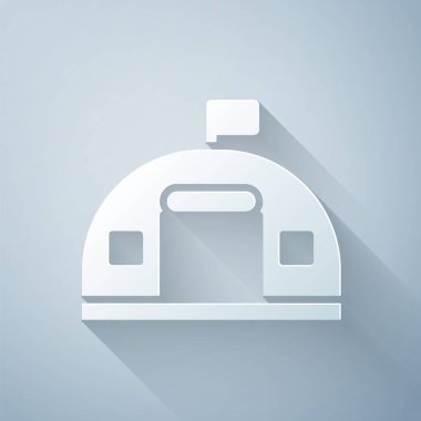 Kağıt kesiği askeri kışla ikonu gri arka planda izole edilmiş. Hava saldırıları mimari ordusu. Kağıt sanatı tarzı. Vektör.