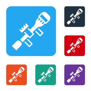 Beyaz arka planda beyaz keskin nişancı optik görüş ikonu izole edildi. Keskin nişancı dürbünü. Renkli kare düğmelerle simgeleri ayarla. Vektör.