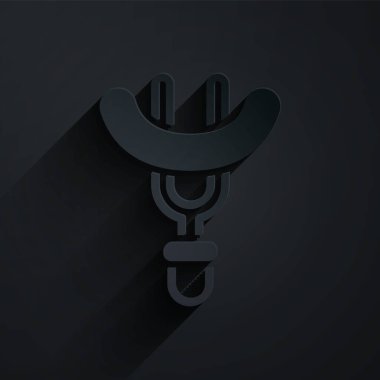 Kağıt kesiği siyah arkaplanda izole edilmiş çatal simgesinde sosis. Izgara sosis ve aroma işareti. Kağıt sanatı tarzı. Vektör.